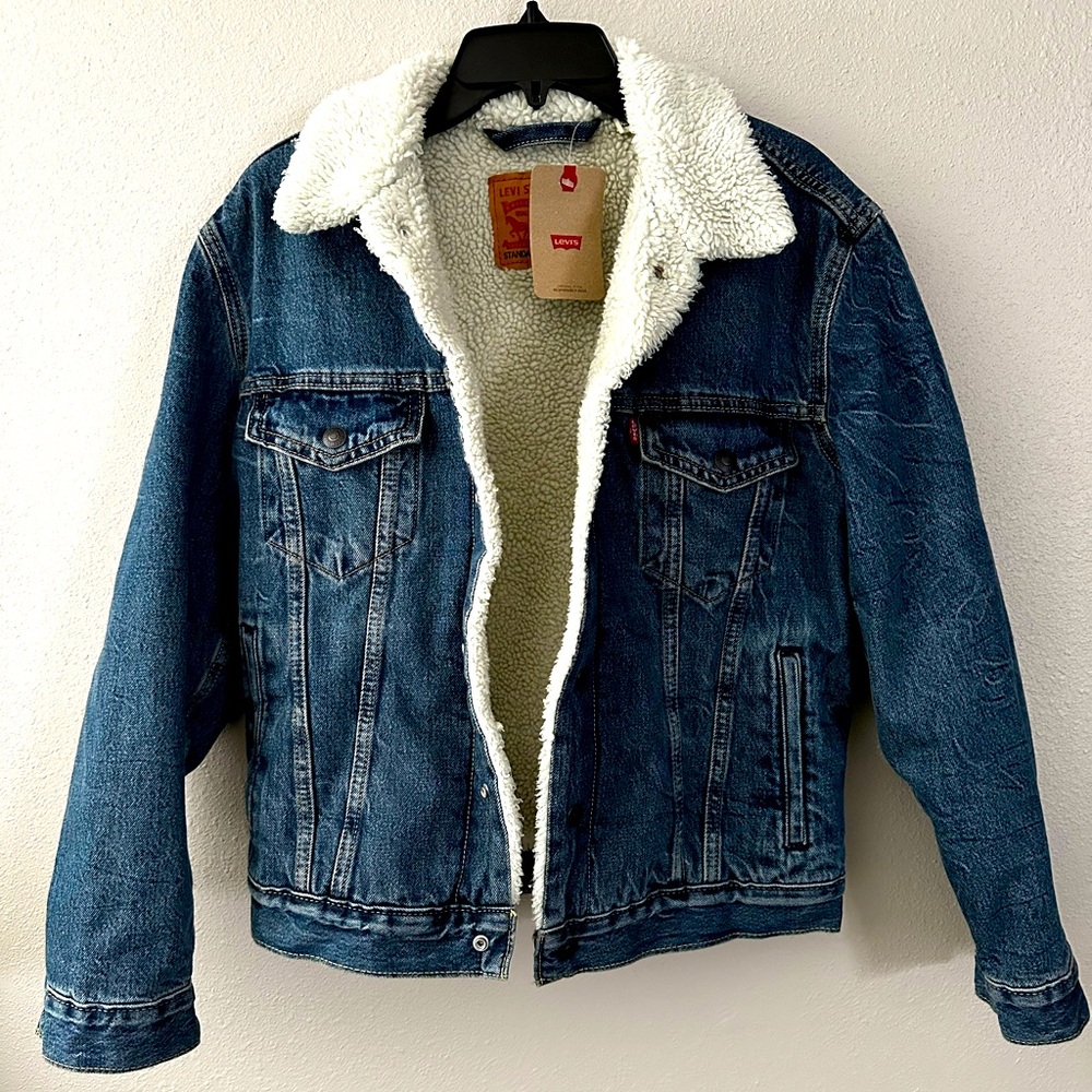 Levi’s Sherpa lined trucker jacket, NWT, smoke/pet free, men’s S/women’s M